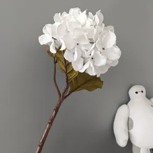 Dettaglio dello stelo del fiore di ortensia bianca artificiale, perfetto per decorazioni e matrimoni.