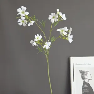 Dettaglio di fiori di cosmea bianchi artificiali, perfetto supporto per foto d'arredo.