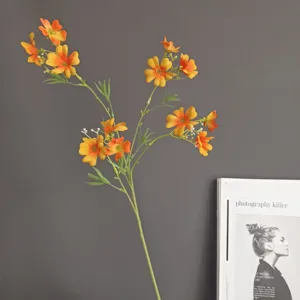 Dettaglio ramo di fiore finto, petali arancioni, ideale come supporto per decorazioni.