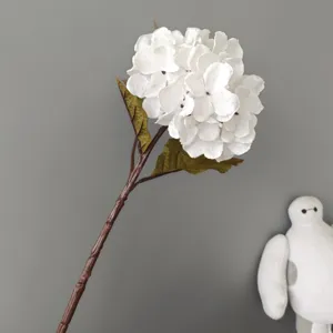 Ramo di fiori di ortensia bianca artificiale per decorazioni domestiche, matrimoni e design.
