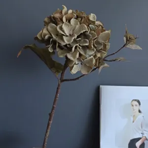 Stelo di ortensia artificiale vintage per decorazioni domestiche e composizioni floreali.