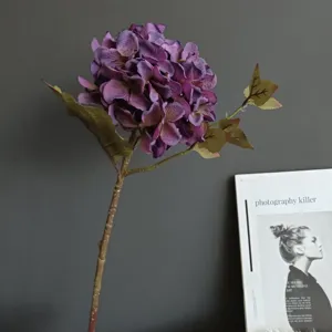 Dettaglio stelo di fiore di ortensia viola artificiale, elegante decoro floreale.