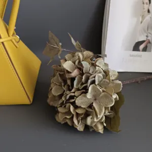 Primo piano dei dettagli del fiore di ortensia artificiale vintage nell'arredamento.