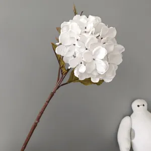 Dettaglio stelo di fiore di ortensia bianca artificiale, decoro realistico per casa, design matrimonio.