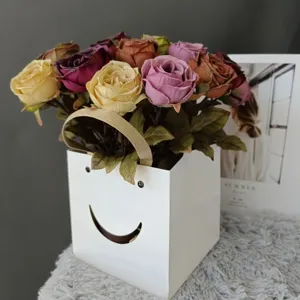 Ramo de rosas vintage artificiales en bolsa smiley blanca para decoración del hogar y bodas.
