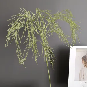 Détail de branche de banian artificielle, tige de plante retombante verte pour décoration.