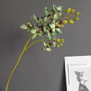 Primo piano dettagliato di un ramo di orchidea artificiale, petali morbidi per decorazioni.