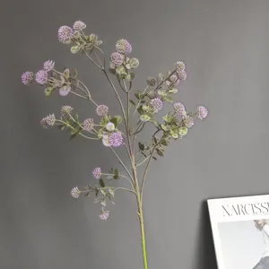 Künstlicher Beerenzweig im Detail, dekorativer lilafarbener Blumenstiel für Gestecke und Heimdeko.