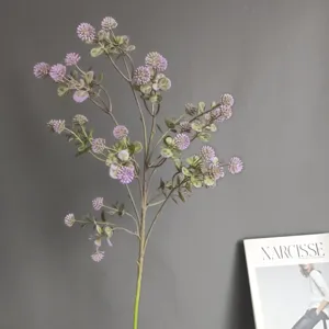 Nahaufnahme Detail des künstlichen lila Beerenblütenzweigs für Heimdekoration und Blumenkunst.