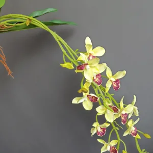 Ghirlanda di fiori di orchidea artificiale sospesa per decorazione matrimonio.