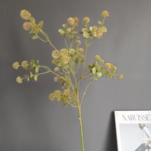Künstlicher Beerenfrucht-Zweig Detail, realistische Blätter für Heimdekoration und Blumenkunst-Design.
