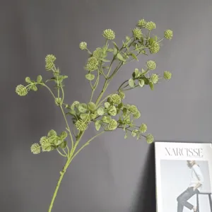 Nahaufnahme des künstlichen grünen Fruchtzweigs, ideal für Heimdekoration und florale Gestecke.
