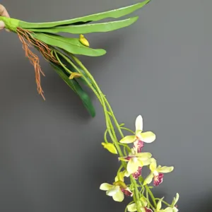 Fiore di vite di orchidea artificiale appeso per decorazione di nozze nella casa