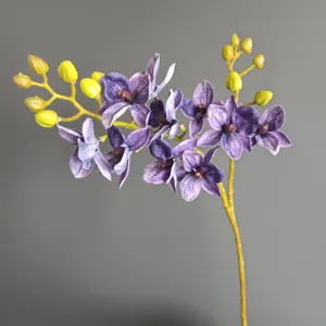 Ramo di fiori di orchidea artificiale con petali viola e boccioli gialli per arredamento.