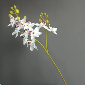 Stelo di fiore di orchidea artificiale con petali bianchi macchiati di viola per arredamento.