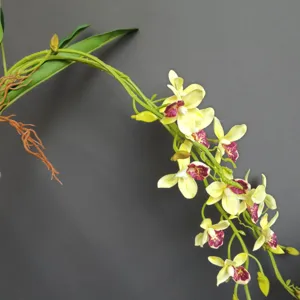 Dettaglio di vite di orchidea artificiale, decoro floreale in seta per matrimonio paesaggio.
