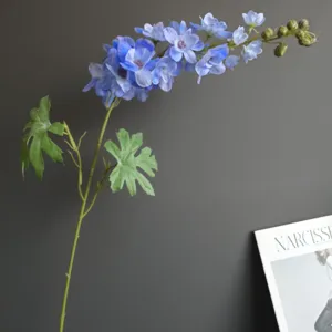 Dettaglio stelo di fiore delphinium artificiale 3D, decorazione floreale in seta.