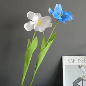 Primer plano de flores de tulipanes artificiales blancas y azules para decoración del hogar.