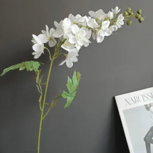 Dettaglio ramo di delphinium artificiale, fiore bianco realistico per decorazione casa.