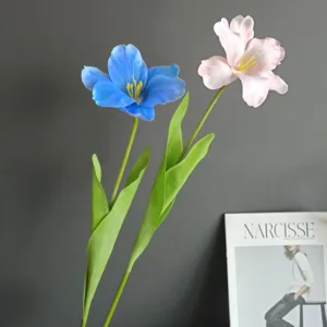 Vista detallada de flores de tulipán artificiales con pétalos azules y rosados realistas.