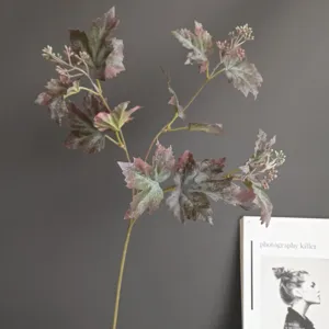 Primer plano de tallo de hoja artificial, decoración de planta retro para hogar y hotel.