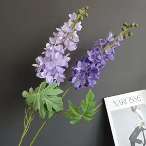 Vista di dettaglio composizione floreale di delphinium artificiale, fiori di seta viola.