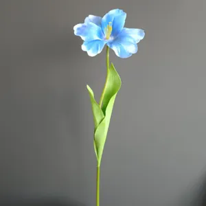 Vista detallada de una flor de tulipán azul artificial de un solo tallo para decoración.