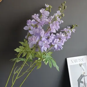 Vista ravvicinata di fiori di delphinium viola artificiali, ideali per la casa moderna.