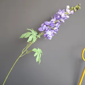 Stelo di fiore di delphinium artificiale viola decorazione per la casa disposizione dettaglio.