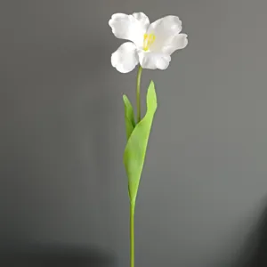 Primer plano detallado de una flor de tulipán blanco artificial individual con tallo y hojas.