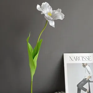 Primer plano detallado de una elegante flor de tulipán blanco artificial, ideal para el hogar.