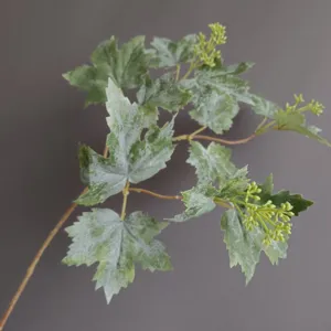 Detalle de rama de planta de hoja de uva artificial, follaje verde esmerilado, decoración.