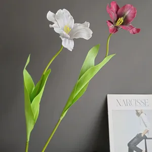 Flor de tulipan abierta artificial individual vista detalle, arreglo floral decoracion hogar.