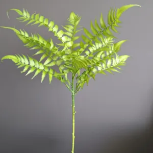 Nahaufnahme Detail des künstlichen Farnzweigs, realistisches grünes Weichgummi-Laub für Dekor.