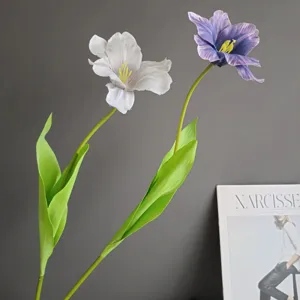 Primer plano detalle de flor de tulipán artificial abierta, decoración de hogar y boda elegante.