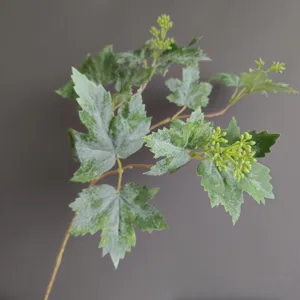 Rama de planta artificial con hojas de vid y arce para decoración nórdica del hogar.