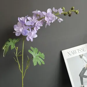 Ramo di delphinium artificiale viola per decorazione domestica, elegante composizione.