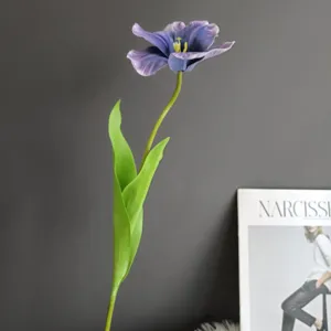 Vista detallada de tulipán artificial morado, textura realista y decoración elegante.