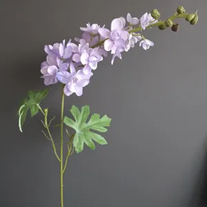 Vista ravvicinata dettagliata di un singolo stelo di fiore di delphinium viola finto.