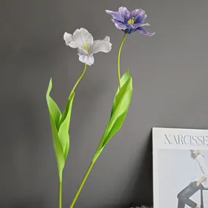 Primer plano detallado de una rama de tulipán artificial con hojas verdes para la decor.