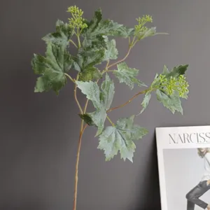 Vista detallada de una rama de planta artificial con hojas verdes y pequeños cogollos para decoración.
