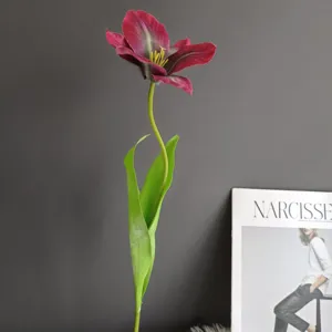 Detalle de tulipán abierto de tallo único artificial, decoración floral minimalista moderna.