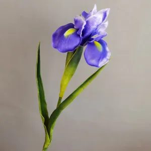 Gros plan de fleur d'iris violette artificielle, belle plante réaliste en PU pour déco.