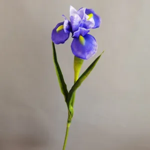 Gros plan sur une fleur d'iris bleu PU artificielle, accessoire déco réaliste maison.