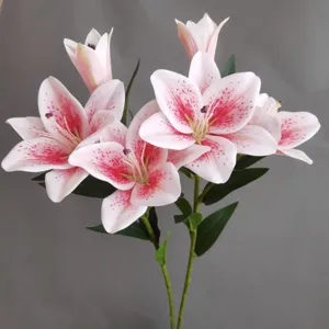 Dettaglio di fiori di giglio artificiali, bouquet floreale con pois rosa per arredamento e foto.