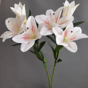 Primo piano dettagliato di rami di giglio bianco artificiale con macchie rosa per arredo.