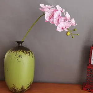 Kunstlicher weicher 7-Kopf Phalaenopsis Orchideen Blumenstrauss in grune Vase fur Wohnkultur.