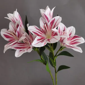 Primo piano di fiori di giglio artificiali con petali bianchi e rosa per la decorazione.