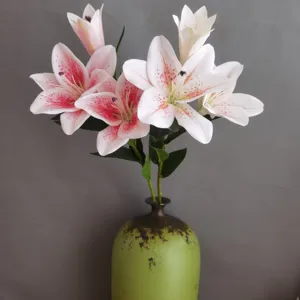 Vista dettagliata di un bouquet di gigli artificiali, supporto per decorazioni.