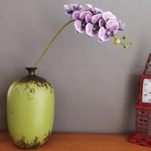 Künstliche Orchideen Blüte Detail, violette Phalaenopsis Blumendekoration für Zuhause.